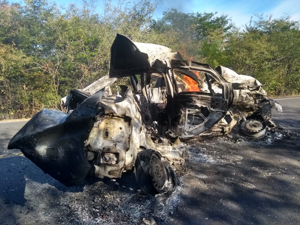 Carro pega fogo durante colisão na BR-135